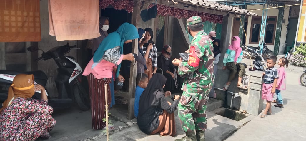 Tak Hanya Di Fasilitas Umum, Babinsa Kodim 0716/Demak Juga Sosialisasikan Prokes Kepada IRT